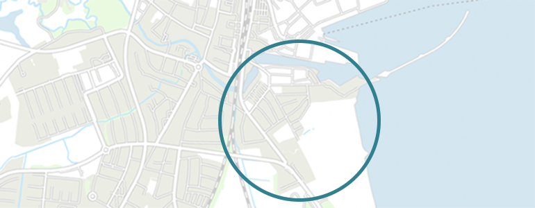 Cirkel, der på et kort markerer et område øst for banen og syd for havnen i Køge